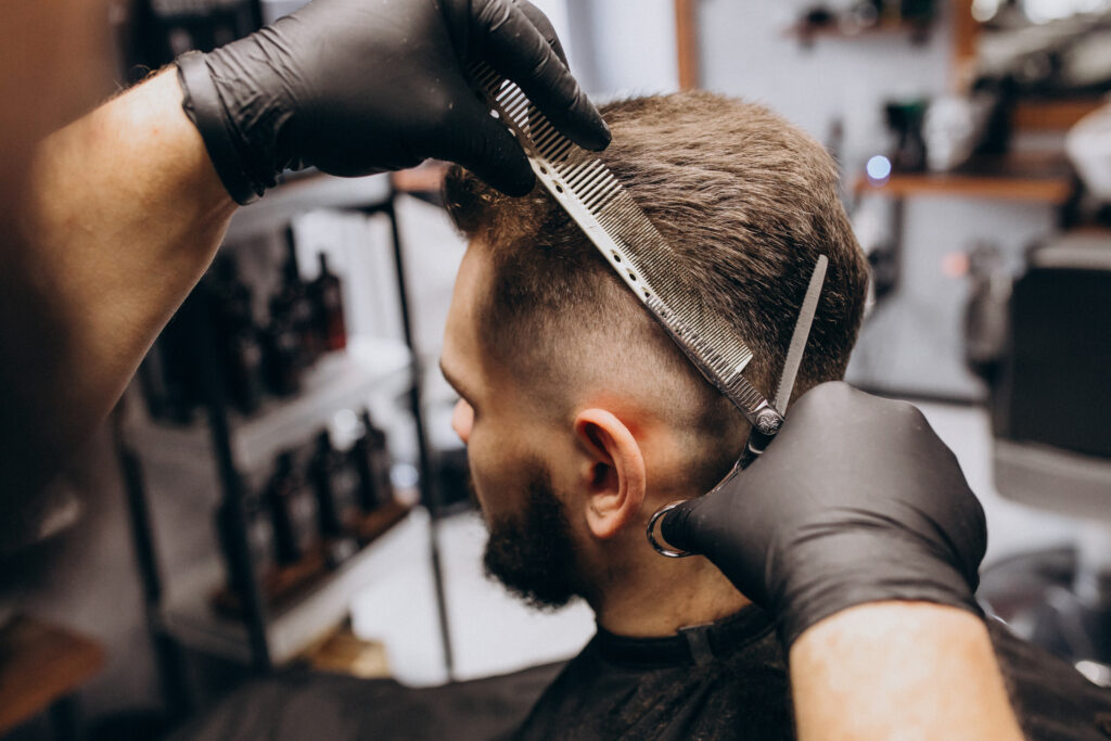 cliente fazendo um corte de cabelo